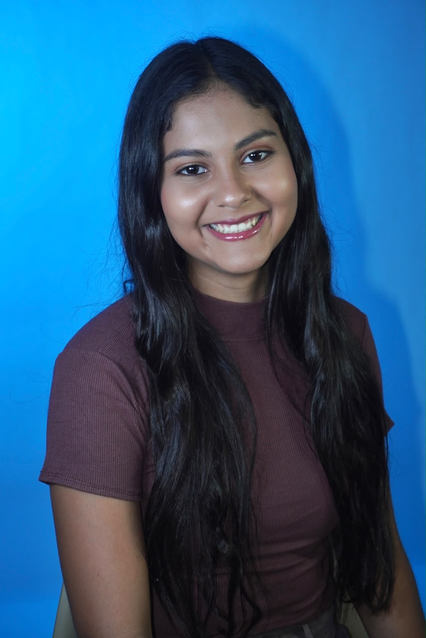 Yasmin sorrindo